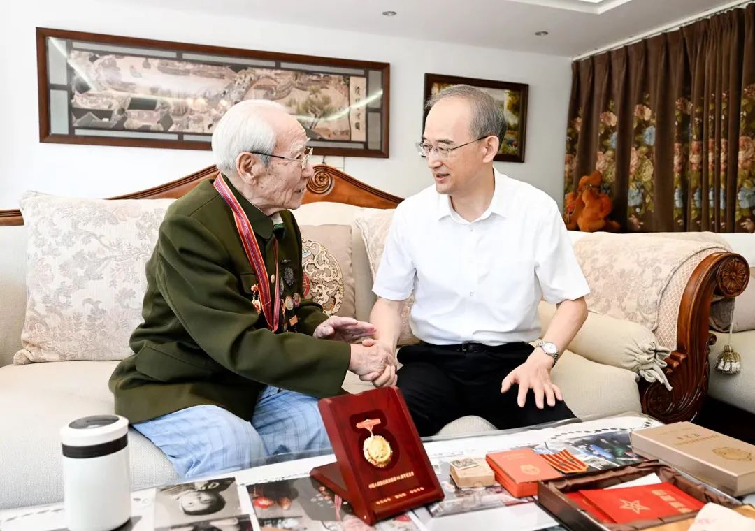 铭记历史 缅怀先烈 珍爱和平 开创未来 让伟大抗战精神代代相