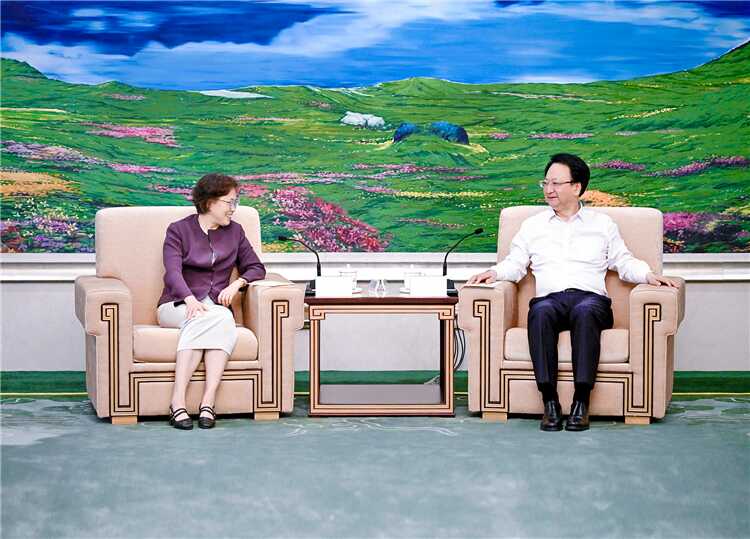 为新时代吉林全面振兴汇聚巾帼力量 景俊海会见黄晓薇(图1)