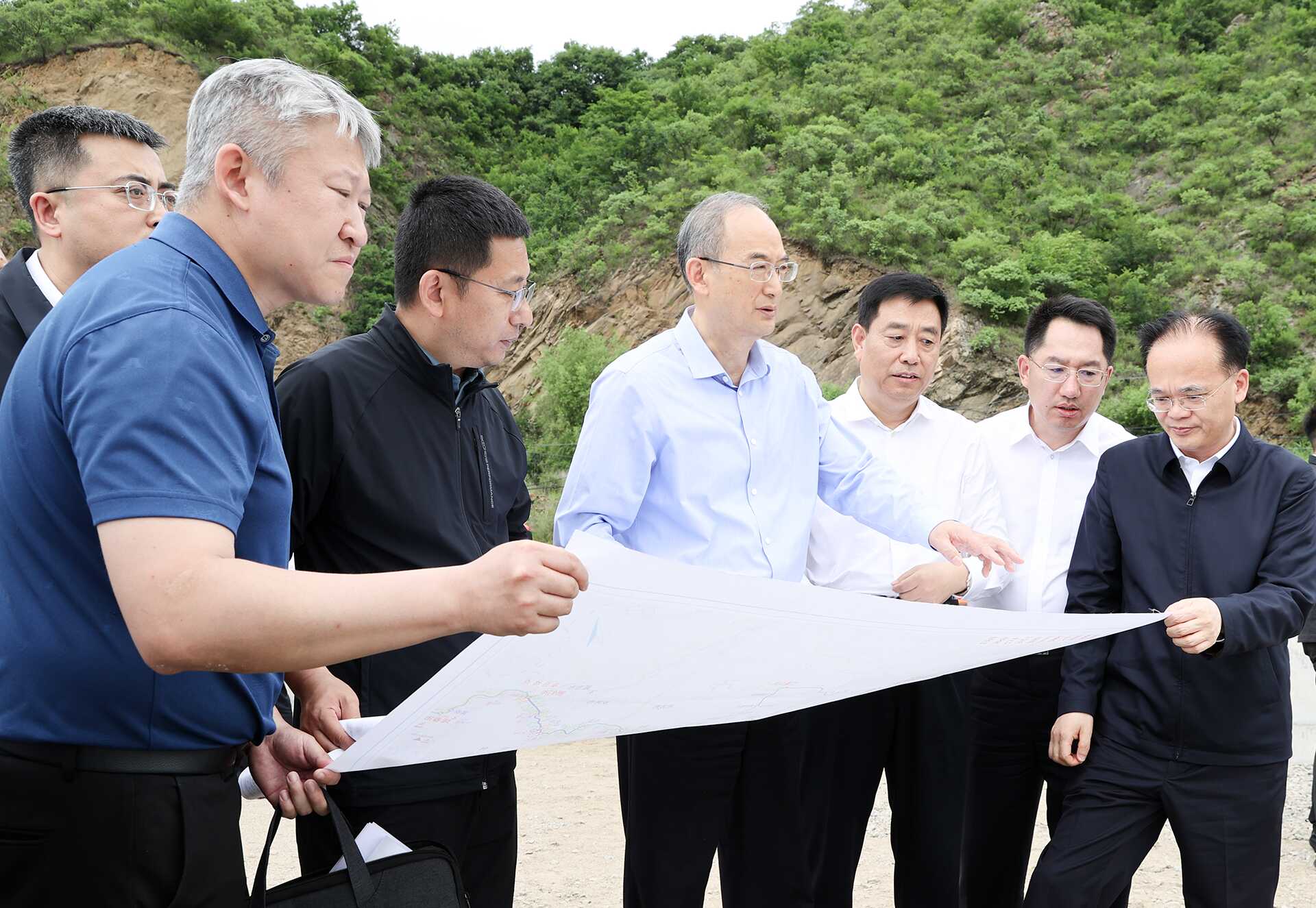 黄强在实地检查G331建设和防汛减灾救灾工作时强调 不断完善