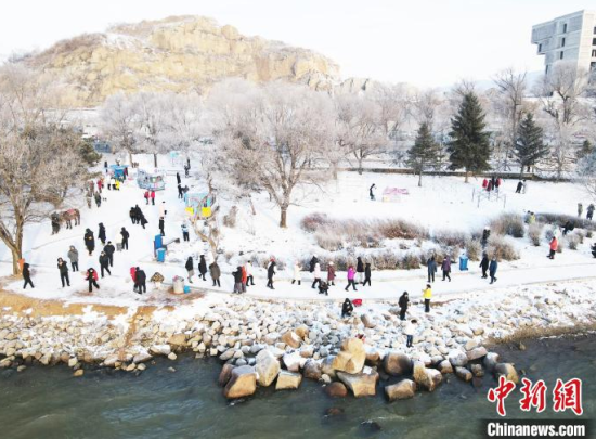 12月1日,吉林市迎来大范围雾凇,“小雾凇岛”上游人如织。 苍雁 摄